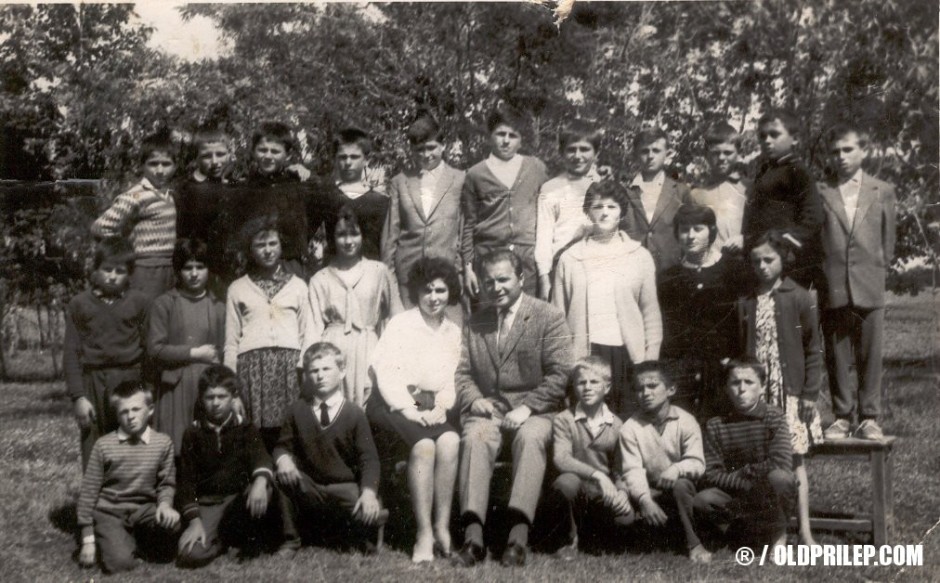 1963/64: Ученици од ОУ „Свети Кирил и Методиј“ од Канатларци, сликани со класната и директорот на училиштето.