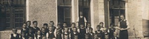 30те години од минатиот век: Ученици од I одделение во училиштето сместено во поранешната железничка станица