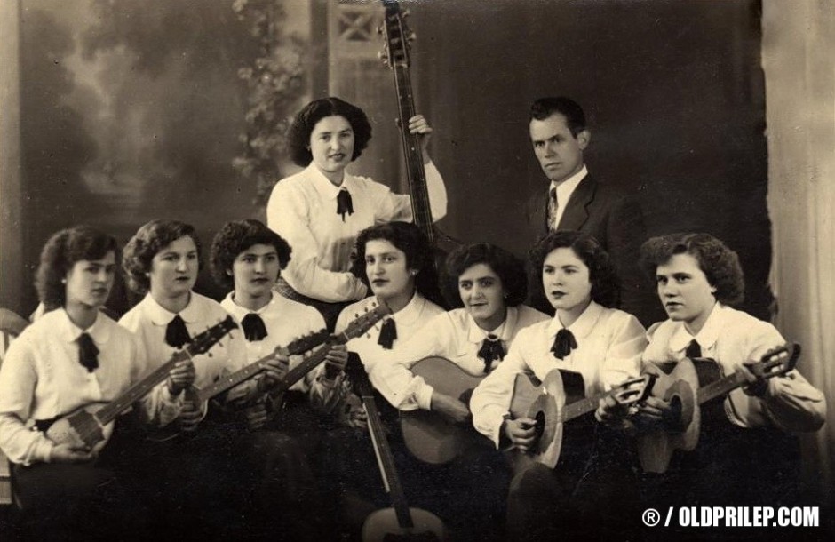 1954: Тамбурашкиот оркестар при Монополот, под диригентство на Благоја Стојкоски - Капелникот...
