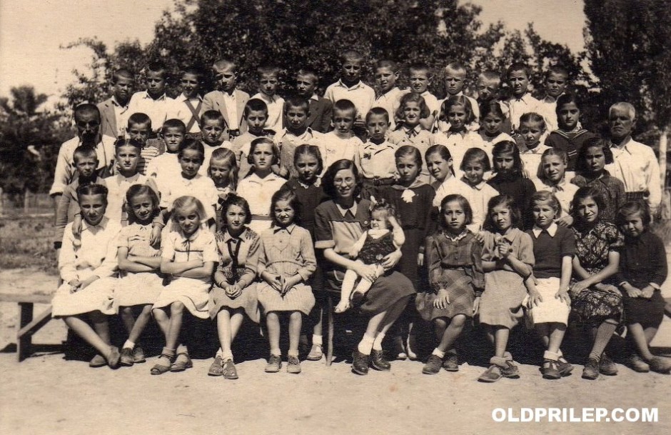 1949/50: Ученици од IV одделение при ОУ „Свети Кирил и Методиј“ со учителката Спасија.