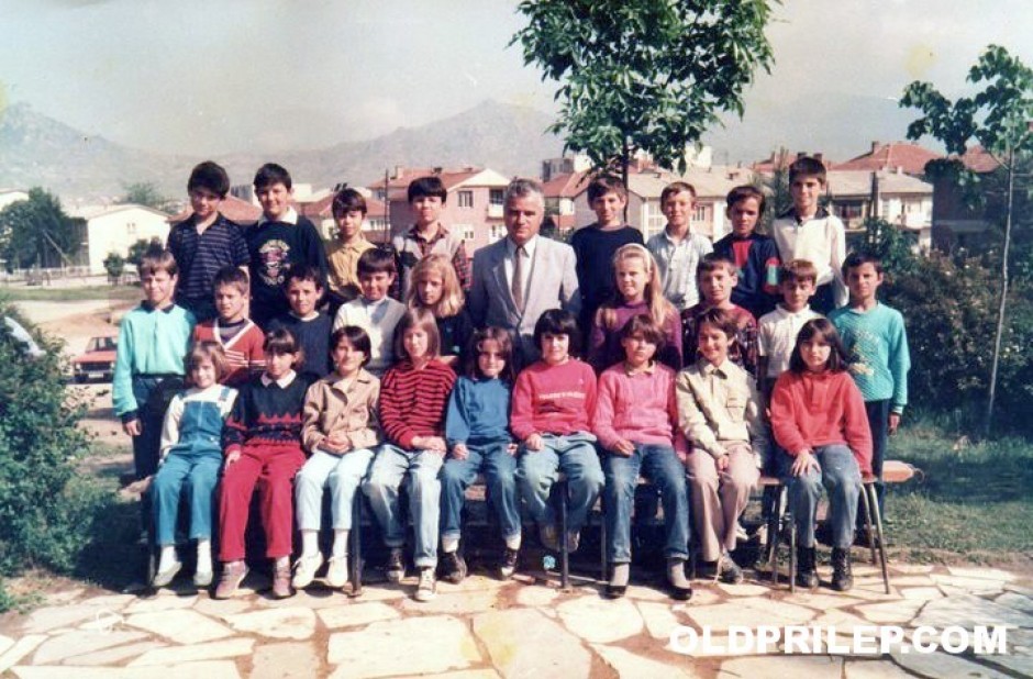 1989/90: Ученици од IV одделение од ОУ „Гоце Делчев“ со наставникот Серафим Дукоски.