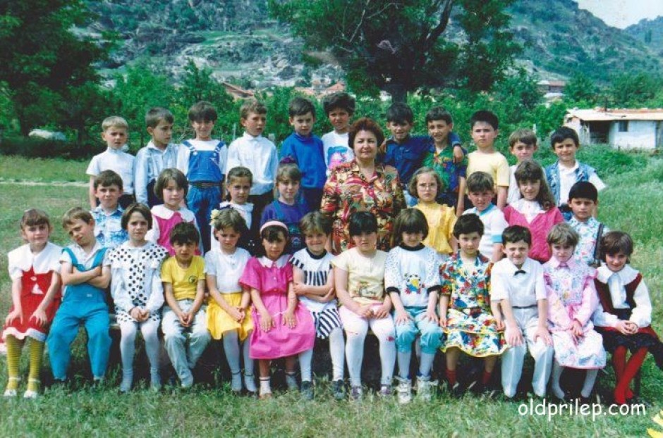 1991/92: Ученици од прво одделение при ОУ „Блаже Конески“ сликани со учителката Пандора Ставрева...
