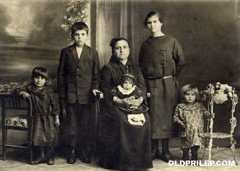 1926: Марија Јаковоска Мирческа со децата Даница, Илија, Јосиф, Стева и Цена