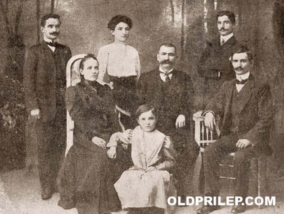 Васил Мончев со своето семејство...