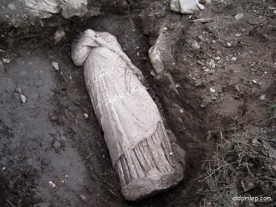 Јануари 2013: Мермерна статуа пронајдена во Тополчани при копање на темели за новата селска црква