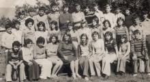 Учебна 1971/72 : Ученици од VIб при ОУ „Манчу Матак“ во с. Кривогаштани со наставничката Билјана Маркоска