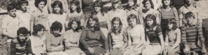 Учебна 1971/72 : Ученици од VIб при ОУ „Манчу Матак“ во с. Кривогаштани со наставничката Билјана Маркоска