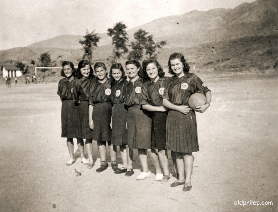 1943: Женската хазена екипа при СК Прилеп